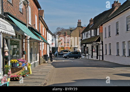 Una scena di strada nella città di Midhurst in West Sussex questo è West Street Foto Stock