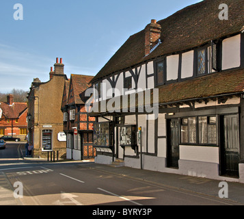 Una scena di strada nella città di Midhurst in West Sussex questo è West Street Foto Stock