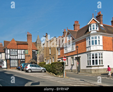 Una scena di strada nella città di Midhurst in West Sussex Nord strada guardando attraverso Red Lion Street verso la collina della chiesa. Foto Stock