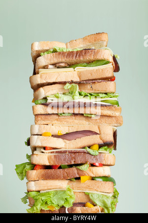 Extra large con sandwich di vari strati di carne, formaggio e verdure Foto Stock