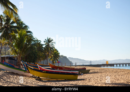 Yolas colorato lungo Crash spiaggia barca Aguadilla Puerto Rico Foto Stock