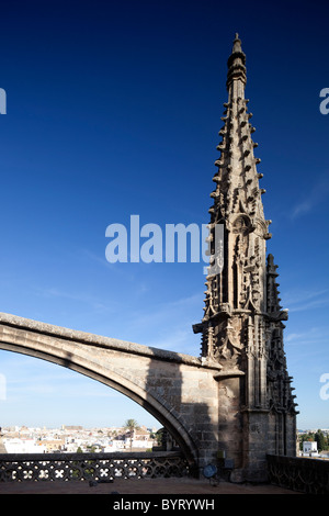 Gothic flying contrafforte e pinnacle sul tetto di Santa Maria de la Sede cattedrale, Siviglia, Spagna Foto Stock