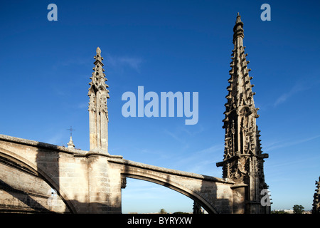 Gothic flying contrafforte e pinnacle sul tetto di Santa Maria de la Sede cattedrale, Siviglia, Spagna Foto Stock