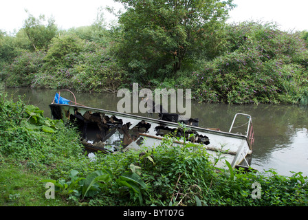 Kennett Avon Canal Newbury Berkshire REGNO UNITO Inghilterra Narrowboat bruciato Foto Stock