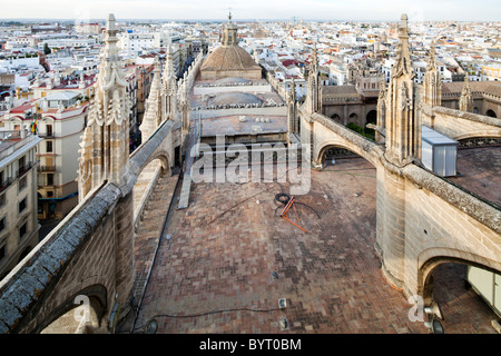 Archi rampanti sul tetto di Santa Maria de la Sede cattedrale, Siviglia, Spagna Foto Stock