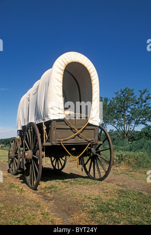 Il carro coperto a due assi sul vecchio Oregon Trail a Whitman Mission National Historic Site, Walla Walla Washington. Foto Stock