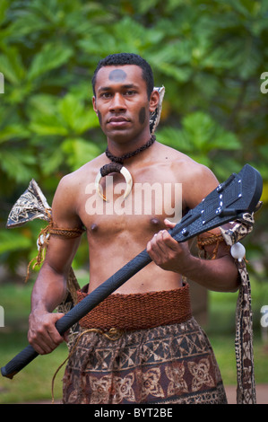 L'uomo delle Fiji Vito Qaqa, da viti Levu, Figi, in abito da guerriero tradizionale, al Centro Culturale Polinesiano, Oahu, Hawaii. Foto Stock