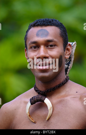 L'uomo delle Fiji Vito Qaqa, da viti Levu, Figi, in abito da guerriero tradizionale, al Centro Culturale Polinesiano, Oahu, Hawaii. Foto Stock