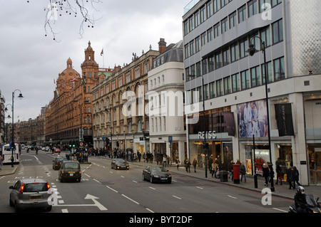 Brompton Road Knightsbridge central London REGNO UNITO guardando verso magazzini Harrods Foto Stock