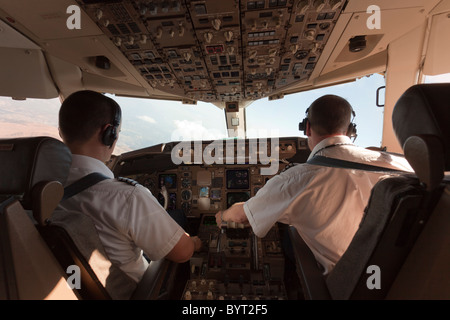 Vista dalla cabina di pilotaggio di un Boeing 767 sulla rotta di avvicinamento all'Aeroporto di Manchester Foto Stock