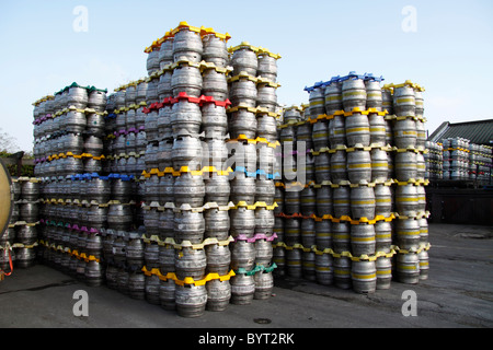 Barili di birra alla fabbrica di birra Masham, Yorkshire England uk Foto Stock