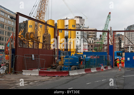 La costruzione della nuova stazione di Tottenham Court Road che sarà parte integrante della metropolitana e la nuova linea di Crossrail. Foto Stock