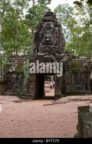 La scultura in pietra, faccia del Bodhisattva Lokeshvara su una torre monumentale in Ta Som tempio buddista, Siem Reap, Cambogia, Foto Stock