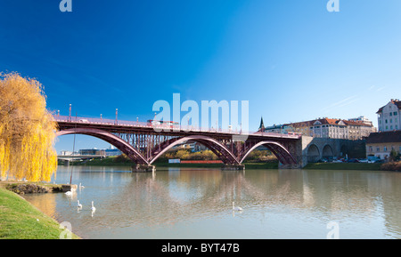 Il vecchio ponte di Maribor, costruito sul fiume Drava Foto Stock