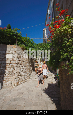 I turisti sulla strada della città vecchia di Dubrovnik in Croazia Foto Stock