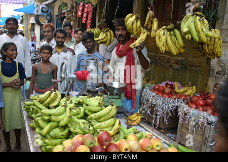 Banane venditori in un mercato di strada di New Delhi, India Foto Stock