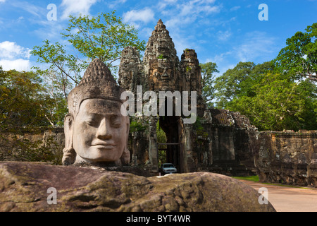 Sculture di pietra di confine il ponte per il tempio di Angkor Thom in Angkor. Cambogia. Asia Foto Stock