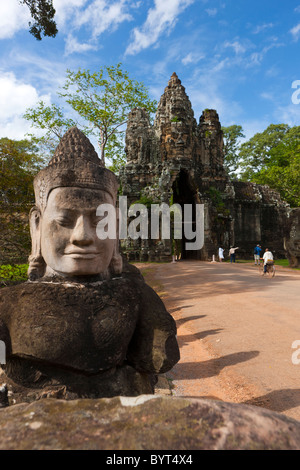 Sculture di pietra di confine il ponte per il tempio di Angkor Thom in Angkor. Cambogia. Asia Foto Stock