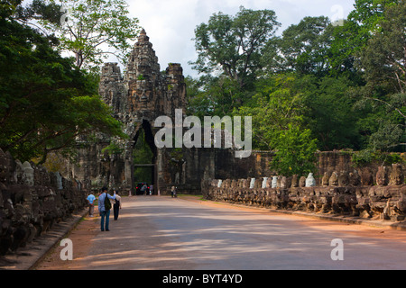 Sculture di pietra di confine il ponte per il tempio di Angkor Thom in Angkor. Cambogia. Asia Foto Stock