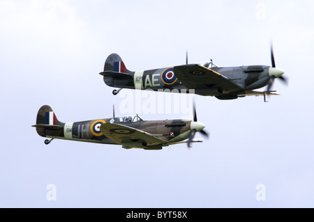 Il Supermarine Spitfire Mk VB formazione flypast a Duxford Flying Legends Airshow di Foto Stock