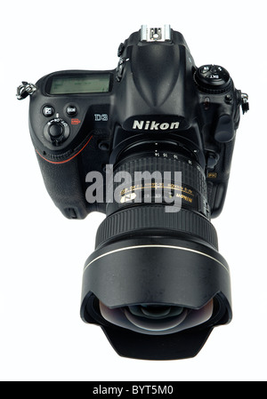 Angolo di alta vista di una Nikon D3 fotocamera digitale con Nikkor 14-24 mm f/2.8 lente ultragrandangolare intaglio su sfondo bianco Foto Stock