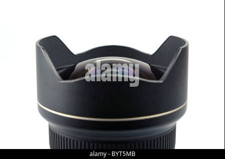 Dettaglio di tiro dell'elemento anteriore di un Nikkor 14-24 mm f/2.8 ultra grandangolare per fotocamere Nikon su sfondo bianco Foto Stock