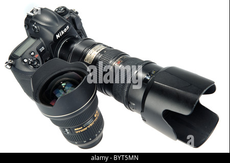 Angolo di alta vista di una Nikon D3 fotocamera digitale con Nikkor 70-200mm f/2.8 VR e da 14-24 mm f/2.8 lenti intaglio su sfondo bianco Foto Stock