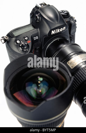 Angolo di alta vista di una Nikon D3 fotocamera digitale con Nikkor 70-200mm f/2.8 VR e da 14-24 mm f/2.8 lenti intaglio su sfondo bianco Foto Stock