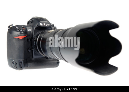 Nikon D3 full frame digitale fotocamera reflex digitale con Nikkor 70-200mm f/2.8 VR lente intaglio su sfondo bianco Foto Stock
