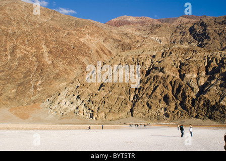 Le persone al bacino Badwater nella Valle della Morte. Questo è il punto più basso del Nord America con un'elevazione di 282 metri sotto il livello del mare. Foto Stock