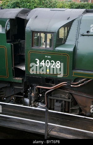 Swanage stazione motrice girevole Hampshire Inghilterra 34028 Eddystone giradischi cantiere di manutenzione capannone Foto Stock