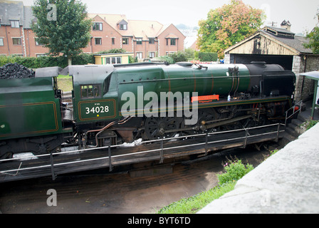 Swanage stazione motrice girevole Hampshire England Regno Unito 34028 giradischi cantiere di manutenzione capannone Foto Stock