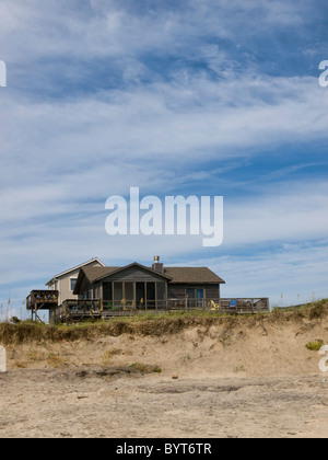 Spiaggia di fronte a casa in Nag testa su North Carolinas Outer Banks. La casa si siede su una duna con una bella cloudscape sopra Foto Stock