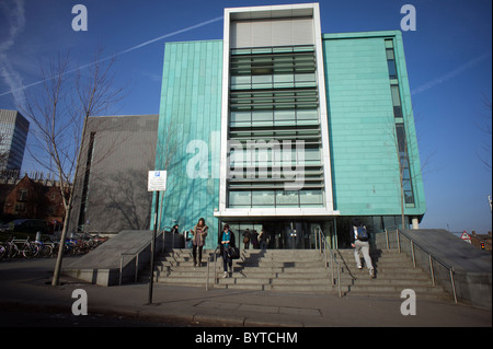 Gli studenti in entrata e in uscita informazioni di Sheffield commons University sulla strada Leavygreave Foto Stock