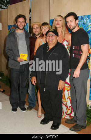 Cast di 'è sempre il sole a Philadelphia" (l-r) Glenn Howerton, Charlie giorno, Mary Elizabeth Ellis giorno, Danny DeVito, Kaitlin Foto Stock