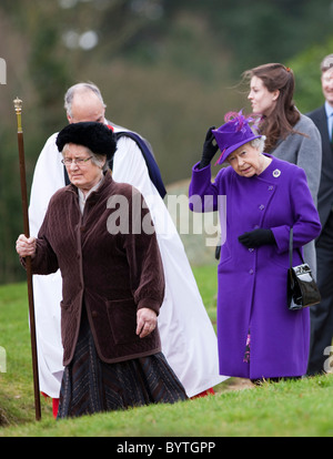 La Gran Bretagna è la Regina Elisabetta partecipa ad un servizio domenicale presso la chiesa parrocchiale del villaggio di Norfolk di West Newton Foto Stock