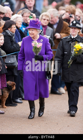 La Gran Bretagna è la Regina Elisabetta partecipa ad un servizio domenicale presso la chiesa parrocchiale del villaggio di Norfolk di West Newton Foto Stock