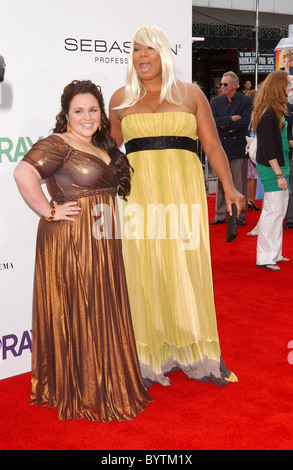 Nikki Blonsky e Queen Latifah Los Angeles Premiere di 'la lacca" tenutasi presso il Mann Village Theatre di Westwood, California - Foto Stock