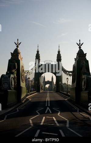 Guardando dritto attraverso Hammersmith Bridge in una giornata di sole in giugno 2010 Foto Stock