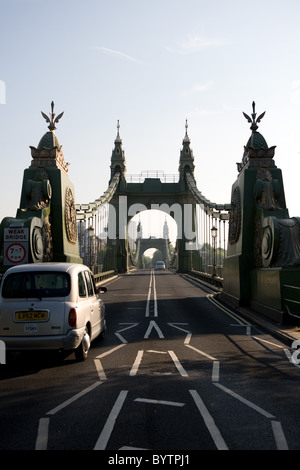 Guardando dritto attraverso Hammersmith Bridge in una giornata di sole in giugno 2010 Foto Stock