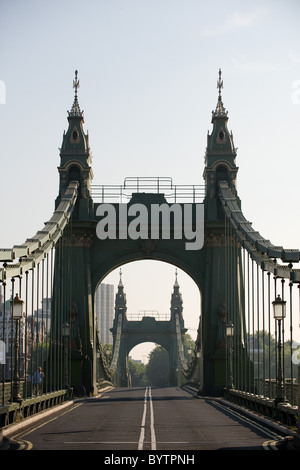 Guardando dritto attraverso Hammersmith Bridge in una giornata di sole in giugno 2010 Foto Stock