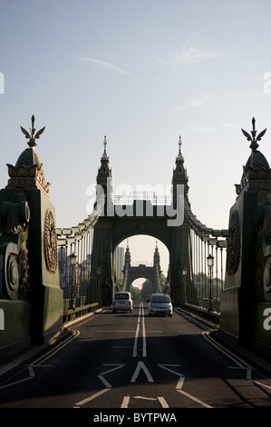 Guardando dritto attraverso Hammersmith Bridge in una giornata di sole in giugno 2010 Foto Stock