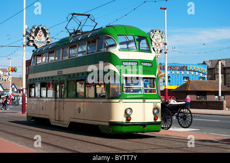 Uno stile tradizionale tram che corre lungo il ' Golden Mile ' di Blackpool, in Inghilterra, Regno Unito Foto Stock