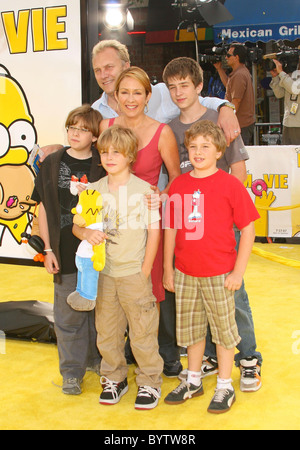 Patricia Heaton e famiglia " The Simpsons Movie' World Premiere - Arrivi tenutasi il Mann Village Theatre di Westwood, California - Foto Stock