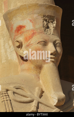 Gigantesca statua del faraone Regina Hatshepsut a Tebe in Egitto Foto Stock