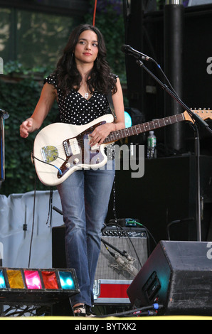Norah Jones si esibisce dal vivo su ABC Good Morning America estate una serie di concerti in Bryant Park di New York City, Stati Uniti d'America - 06.07.07 Foto Stock
