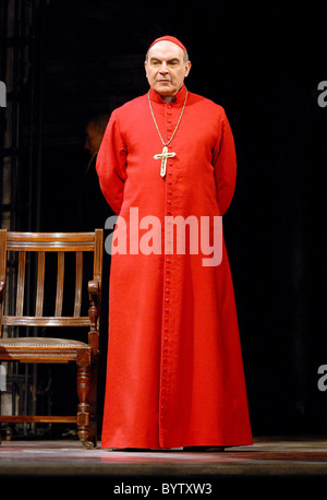 David Suchet come il Cardinale Giovanni Benelli ultimi confessione - photocall al Theatre Royal Haymarket di Londra - Inghilterra - Foto Stock