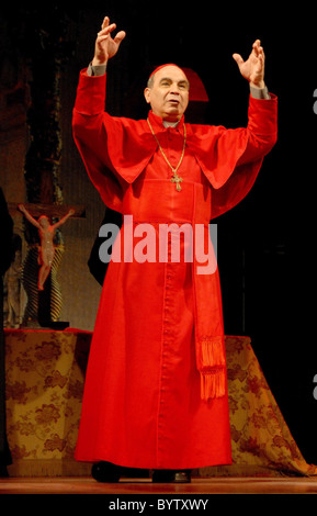 David Suchet come il Cardinale Giovanni Benelli ultimi confessione - photocall al Theatre Royal Haymarket di Londra - Inghilterra - Foto Stock