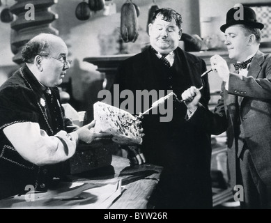 LAUREL E HARDY noi commedia film in coppia con Oliver Hardy centro e Stan Laurel a destra Foto Stock