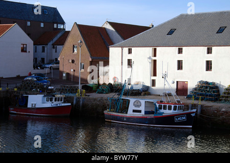 Barche da pesca nel porto interno a Dunbar, East Lothian, Scozia. Foto Stock